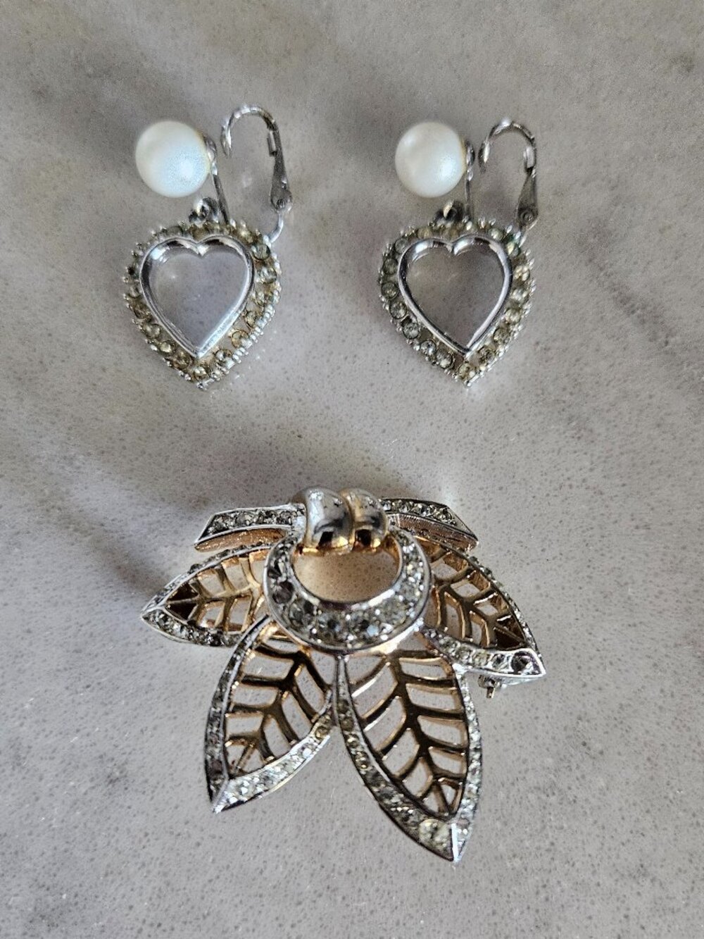 VINTAGE SET OF GOLD, SILVER & RHINESTONE LEAF-SHAPED PIN AND RHINESTONE EARRINGS
